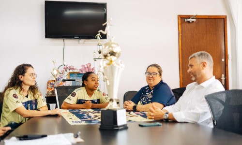 Prefeito de BM recebe representantes de equipe campeã da Copa Rio Sul Feminina de Futsal